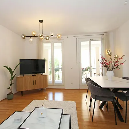 Apartment Exclusive And Stylish In Nymphenburg Munich